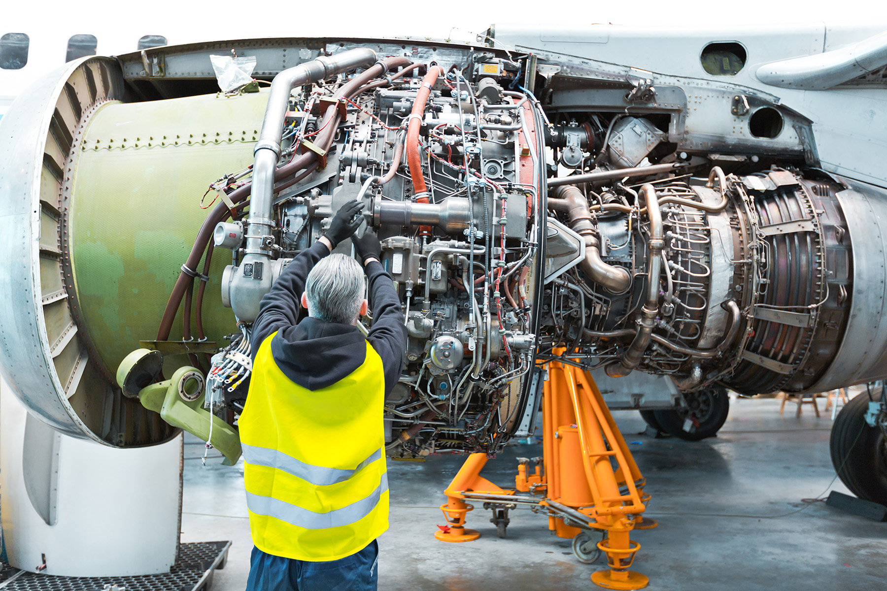 Plane mechanic. Самолетный двигатель. Техническое обслуживание самолета. Техник авиационных двигателей. Техническая эксплуатация летательных аппаратов и двигателей.